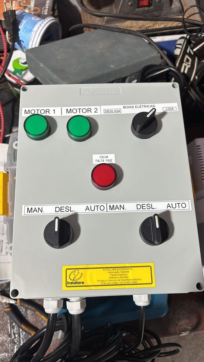 Painel de alternância de duas bombas montado pela Installare, com botoeiras de motor 1 e motor 2 e chaves manual, desligado e automático