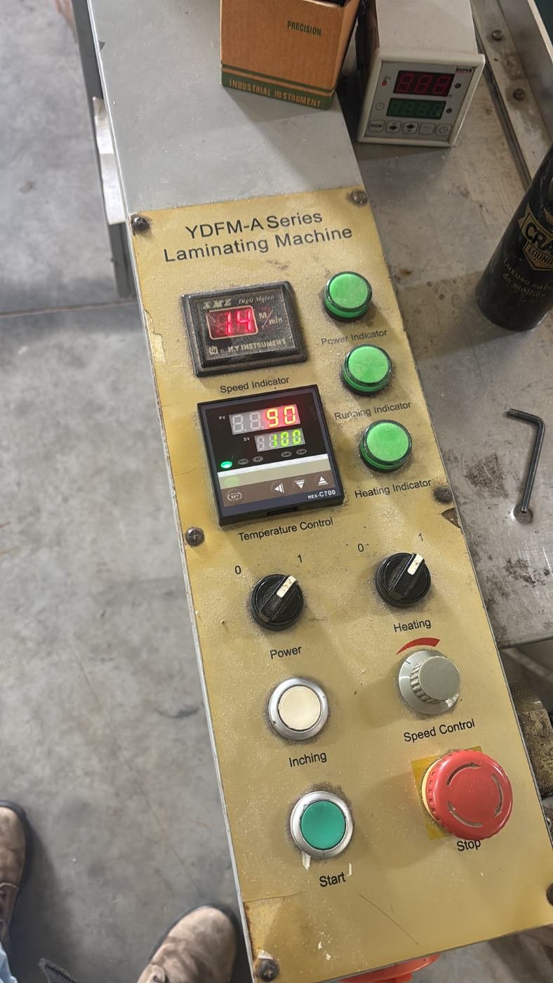 Painel de comando de máquina com controlador de temperatura e botões