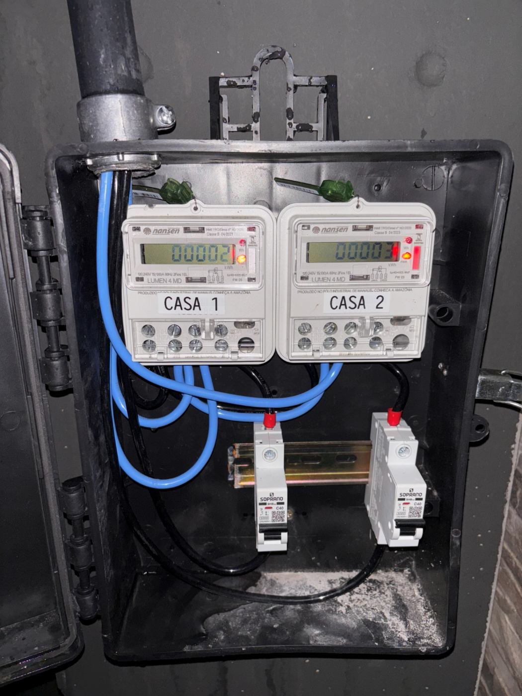 Caixa com dois medidores de energia individuais, Casa 1 e Casa 2