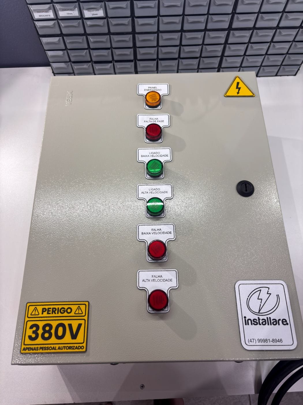 Painel de comando 380 V finalizado, com sinaleiros e logo da Installare