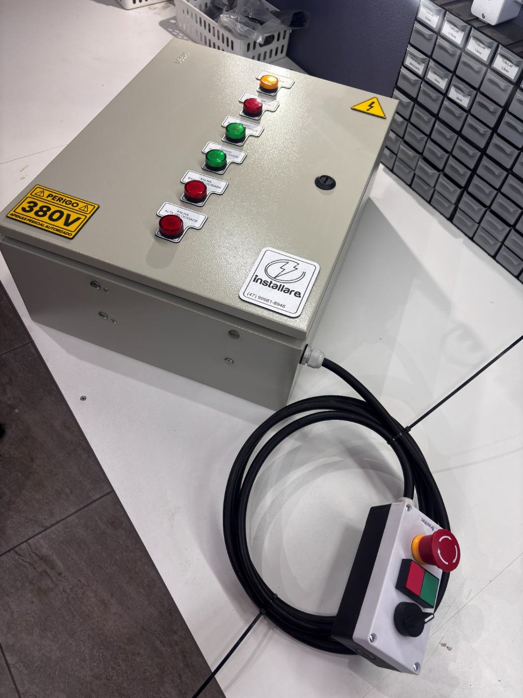 Painel 380 V com botoeira pendente para comando a distância