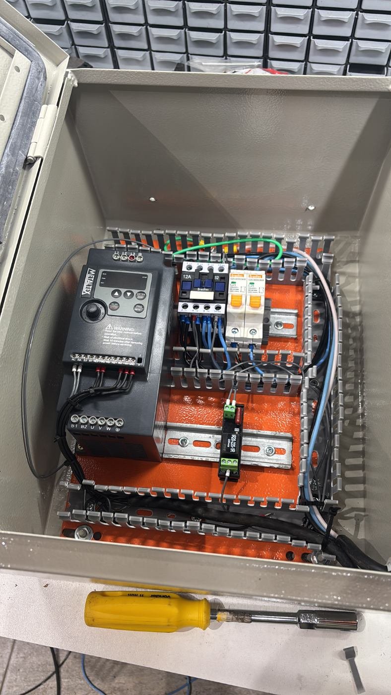 Painel aberto com inversor de frequência, contatores e bornes