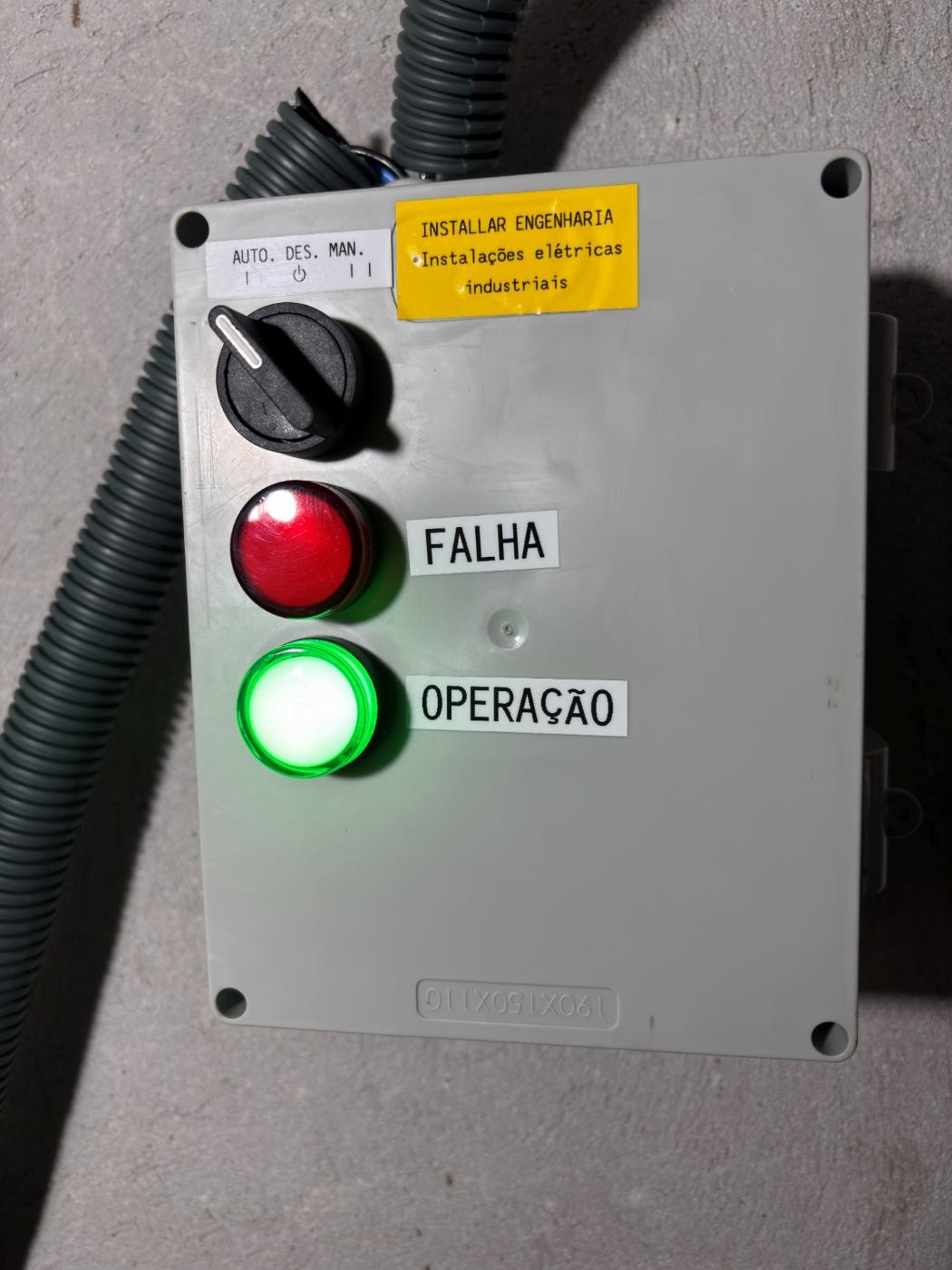 Porta de painel com chave seletora e sinaleiros de falha e operação